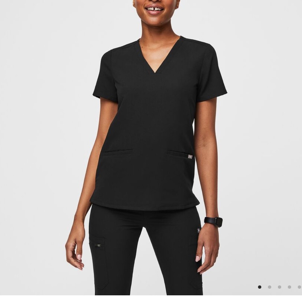 Casma Three-Pocket Scrub Top Black